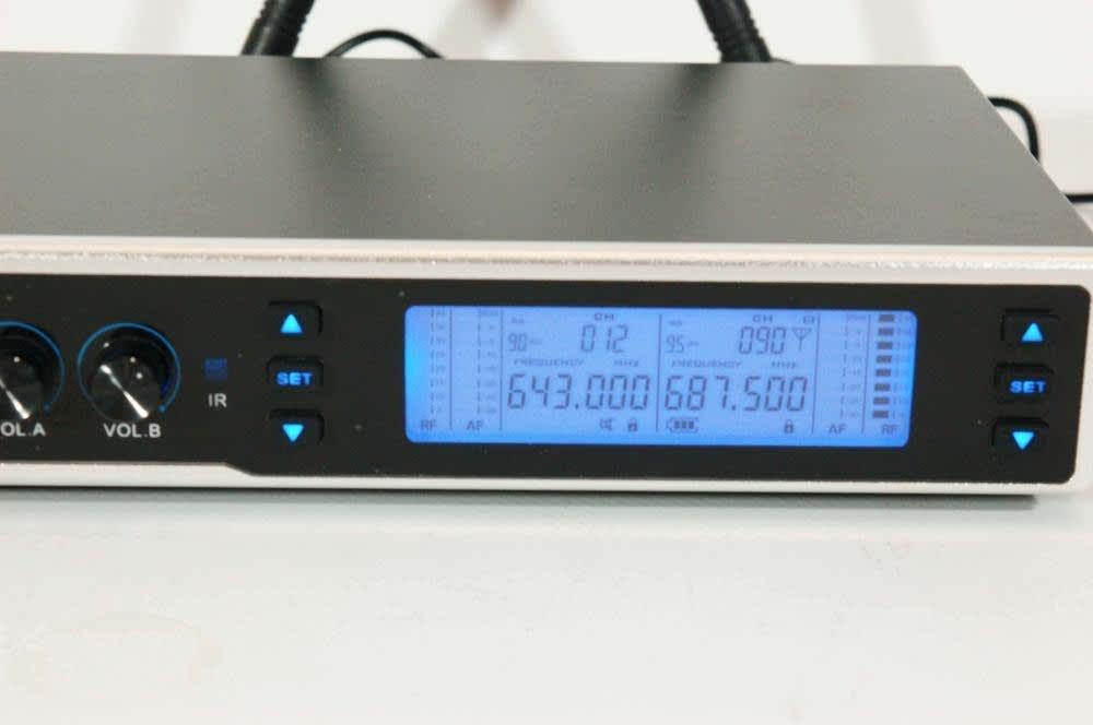 Двоен UHF микрофон MU218 със сменяема честота