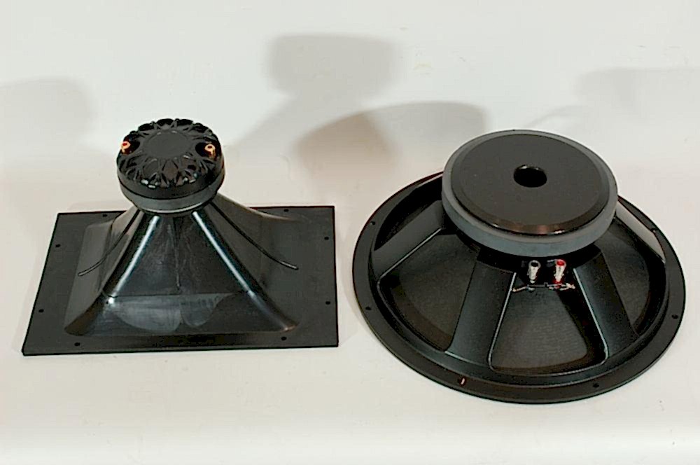 15" Тонколона SRX715